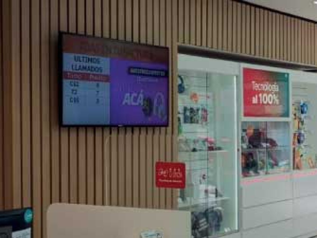 Stand para local comercial realizaco con placas de yeso y revistimiento simil madera